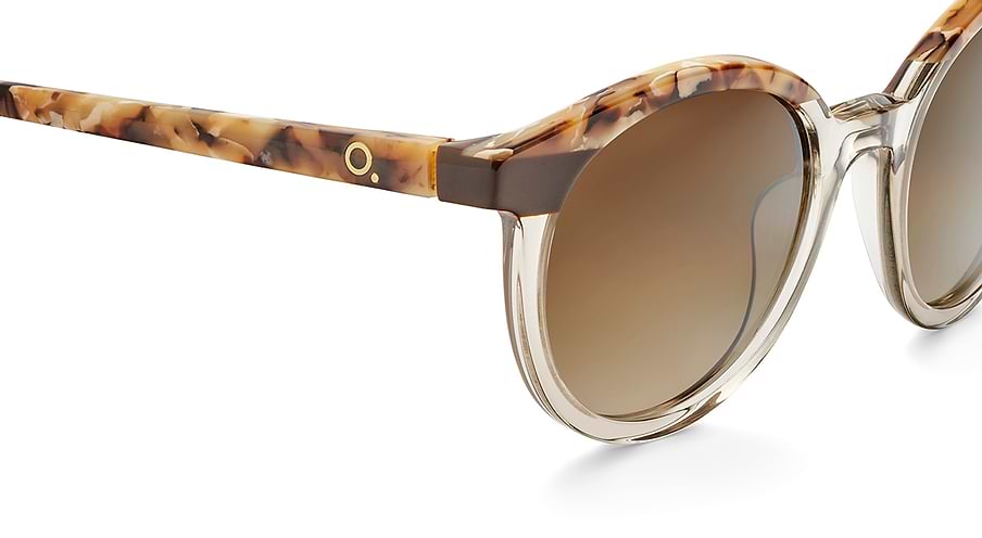 Das Bild zeigt die Sonnenbrille EIXAMPLE BEBR von der Marke Etnia Barcelona in beige transparent.